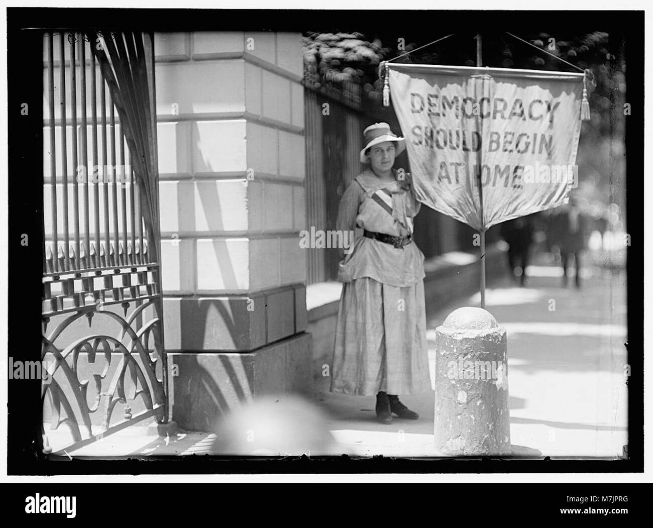 WOMAN SUFFRAGE. MRS. SWING, PICKETING WHITE HOUSE LCCN2016867944 Stock
