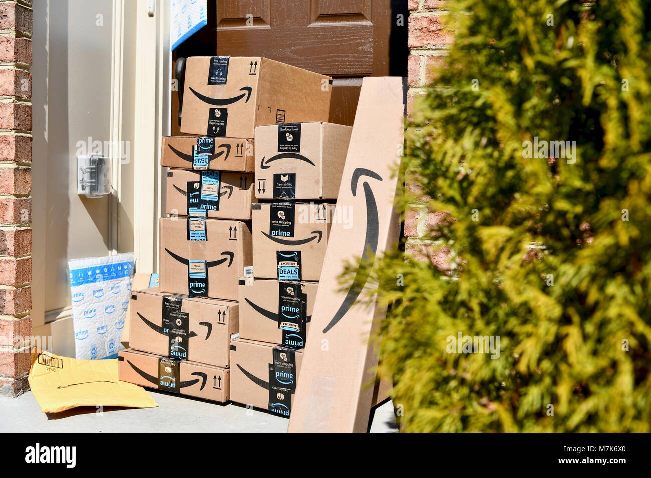 Boxes Delivered To Door Stock Photos & Boxes Delivered To Door Stock