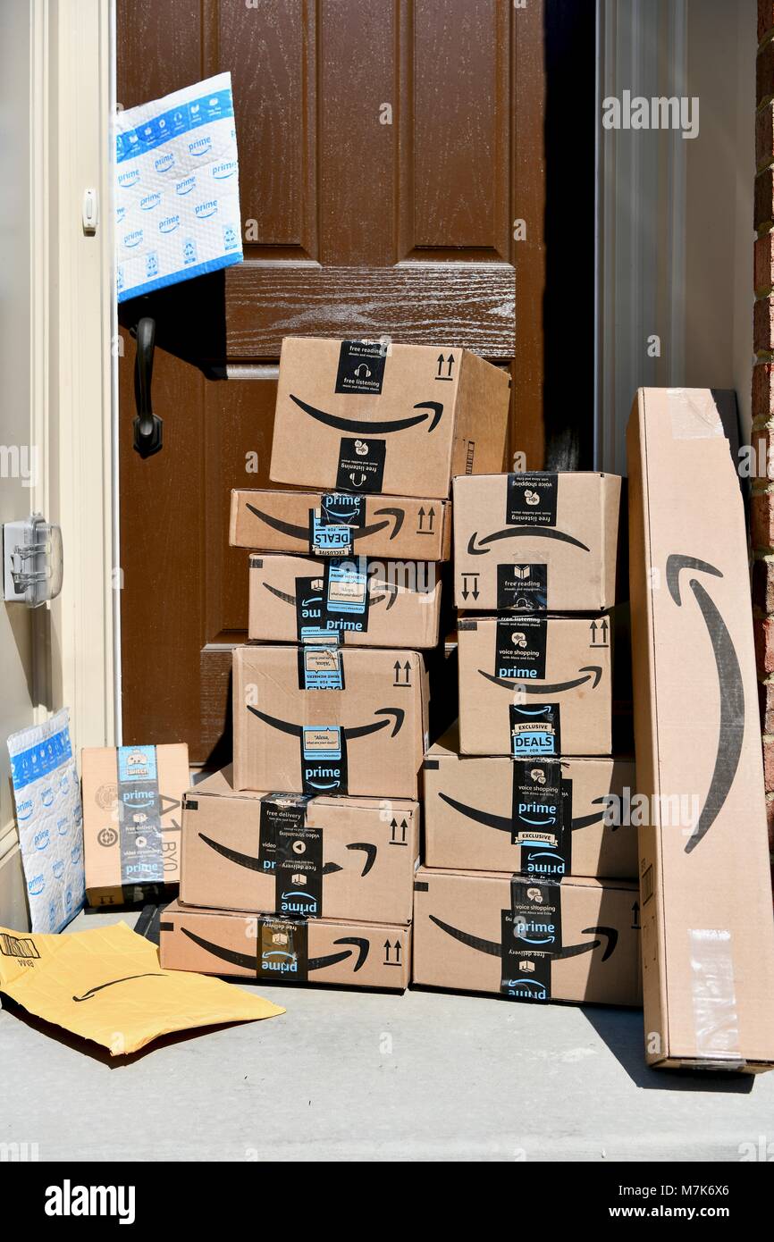 Boxes Delivered To Door Stock Photos & Boxes Delivered To Door Stock