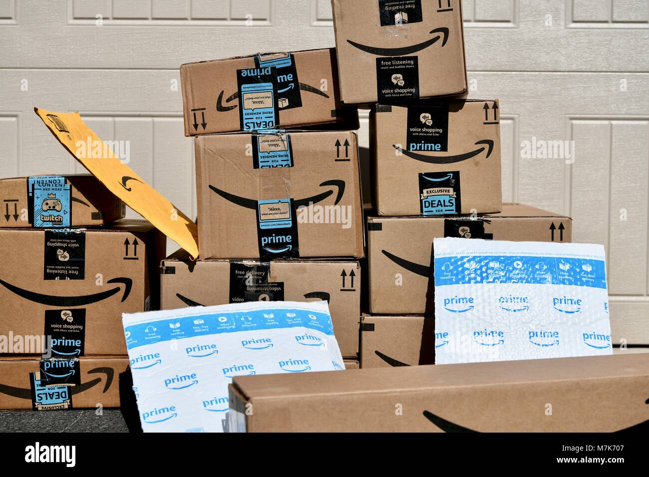 Amazon package delivery hi-res stock photography and images - Alamy