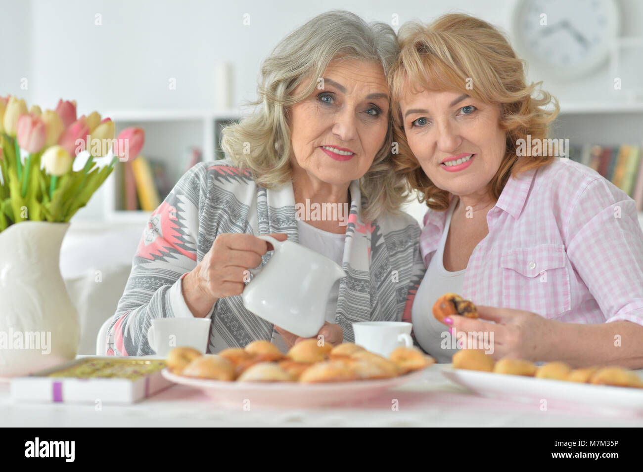Women friends senior tea hi-res stock photography and images - Alamy