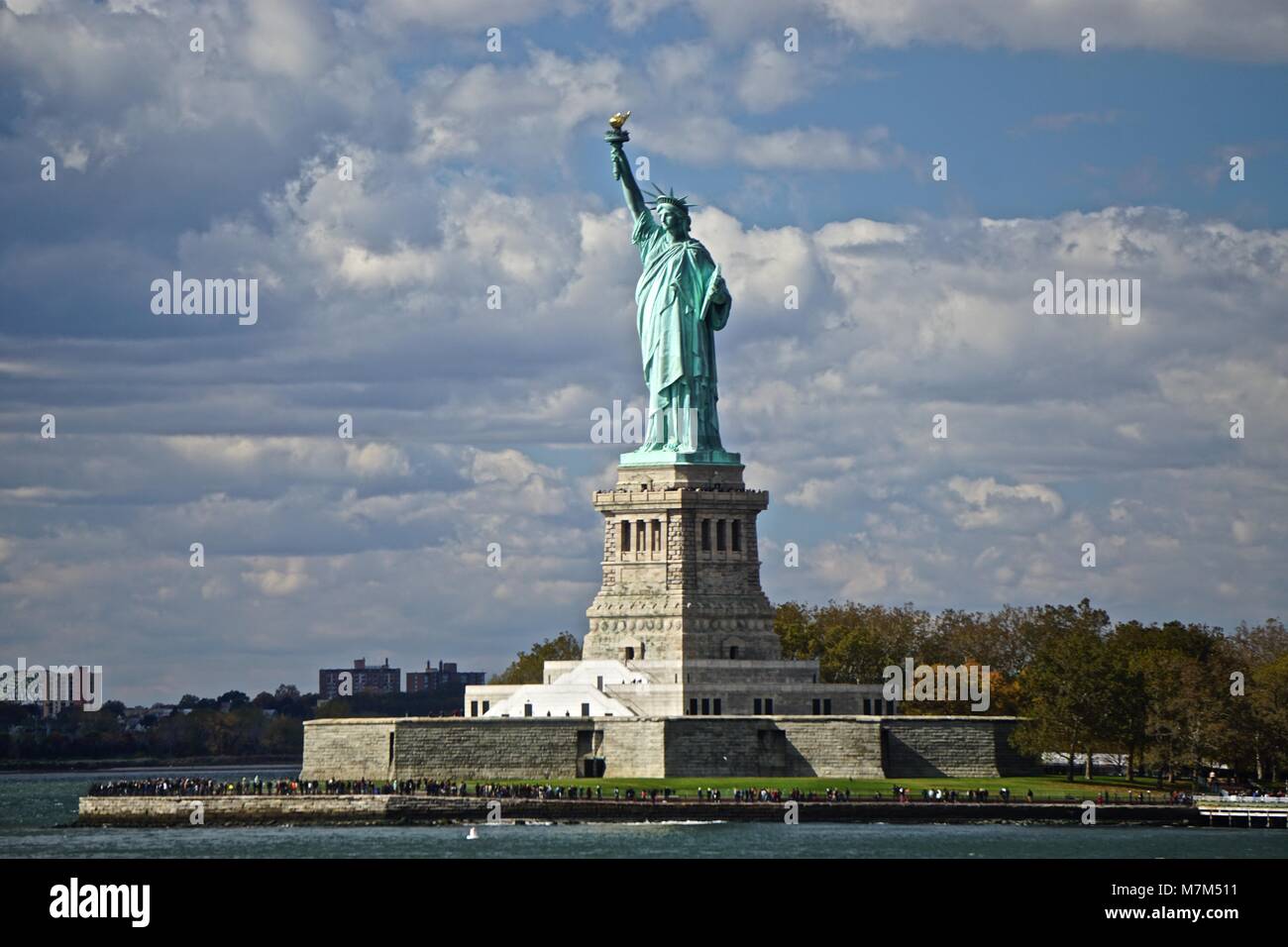 Đừng bỏ lỡ cơ hội được chiêm ngưỡng tượng Nữ thần Tự do - biểu tượng nổi tiếng của Hoa Kỳ. Bức ảnh này sẽ mang đến cho bạn đường nét tinh tế của tượng Nữ thần Tự do, từ khuôn mặt đến chi tiết nhỏ nhất trên bảo tàng.