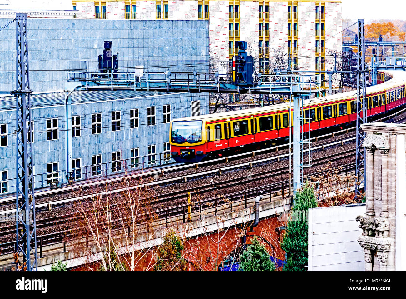 Berlin (Germany): Bahngleise und Bürohäuser; tracks and office blocks Stock Photo