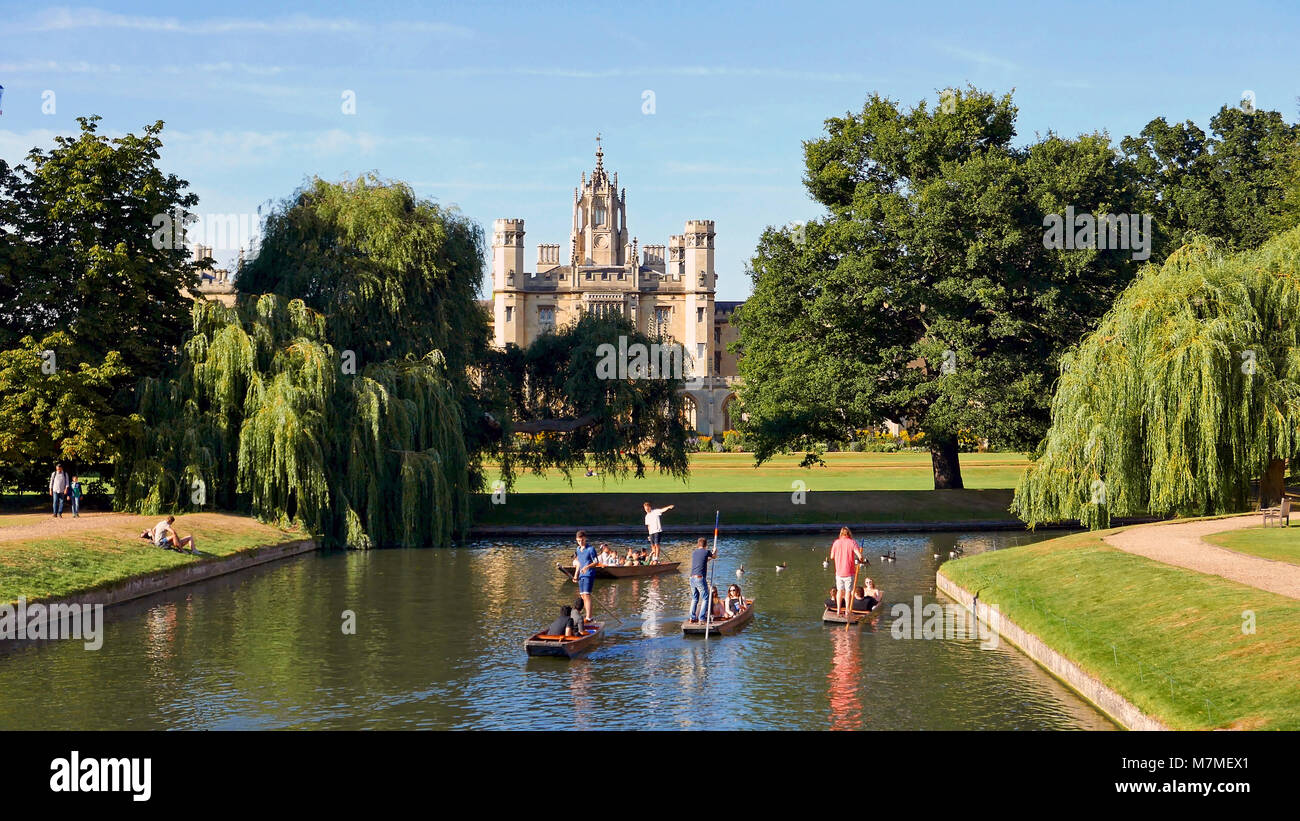 Punting through gardens of Trinity & St John's College Cambridge in Summer Stock Photo