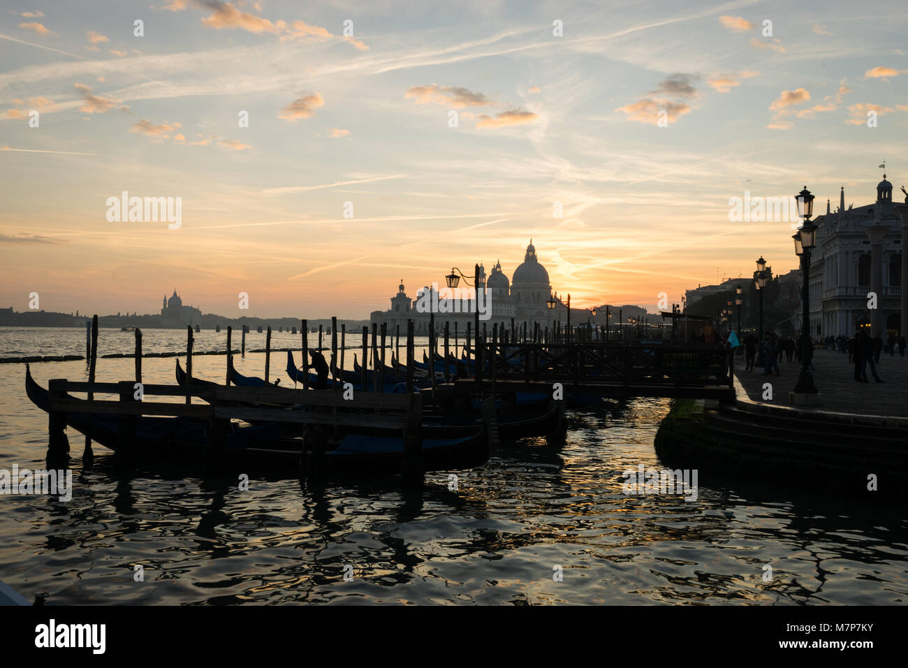 Silhouette of venice boat italy hi-res stock photography and images - Alamy