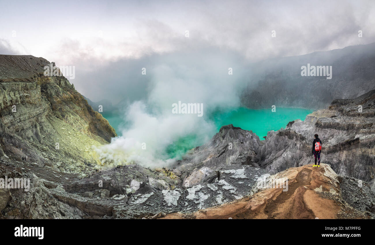 Mount ijen blue flames hi-res stock photography and images - Alamy