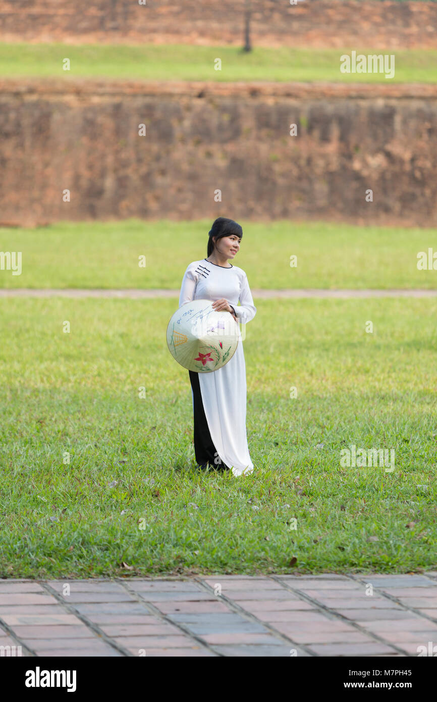 Vietnamese woman 20s hi-res stock photography and images - Alamy