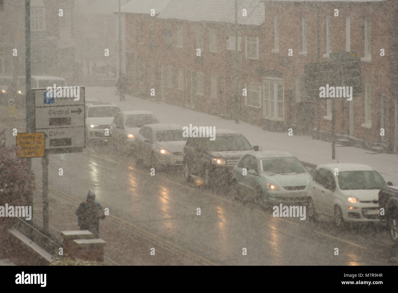 Traffic jam snow motorway uk hi-res stock photography and images - Alamy