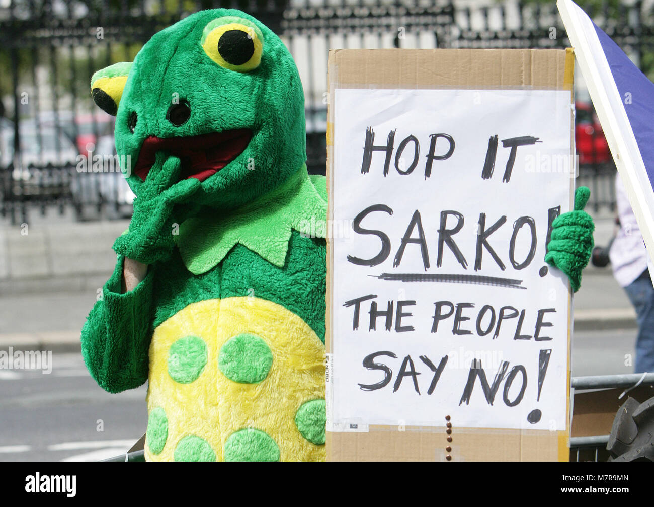 A protester dressed up as a frog holds a sign oitside Irish Goverment Buildings at the arrival of French President Nicolas Sarkozy in Dublin, Monday 21, July 2008. Sarkozy will meet the two main opposition leaders - Fine Gael's Enda Kenny and Labour's Eamon Gilmore and talks with groups who opposed and supported the Lisbon Treaty. Photo/Paul McErlane Stock Photo