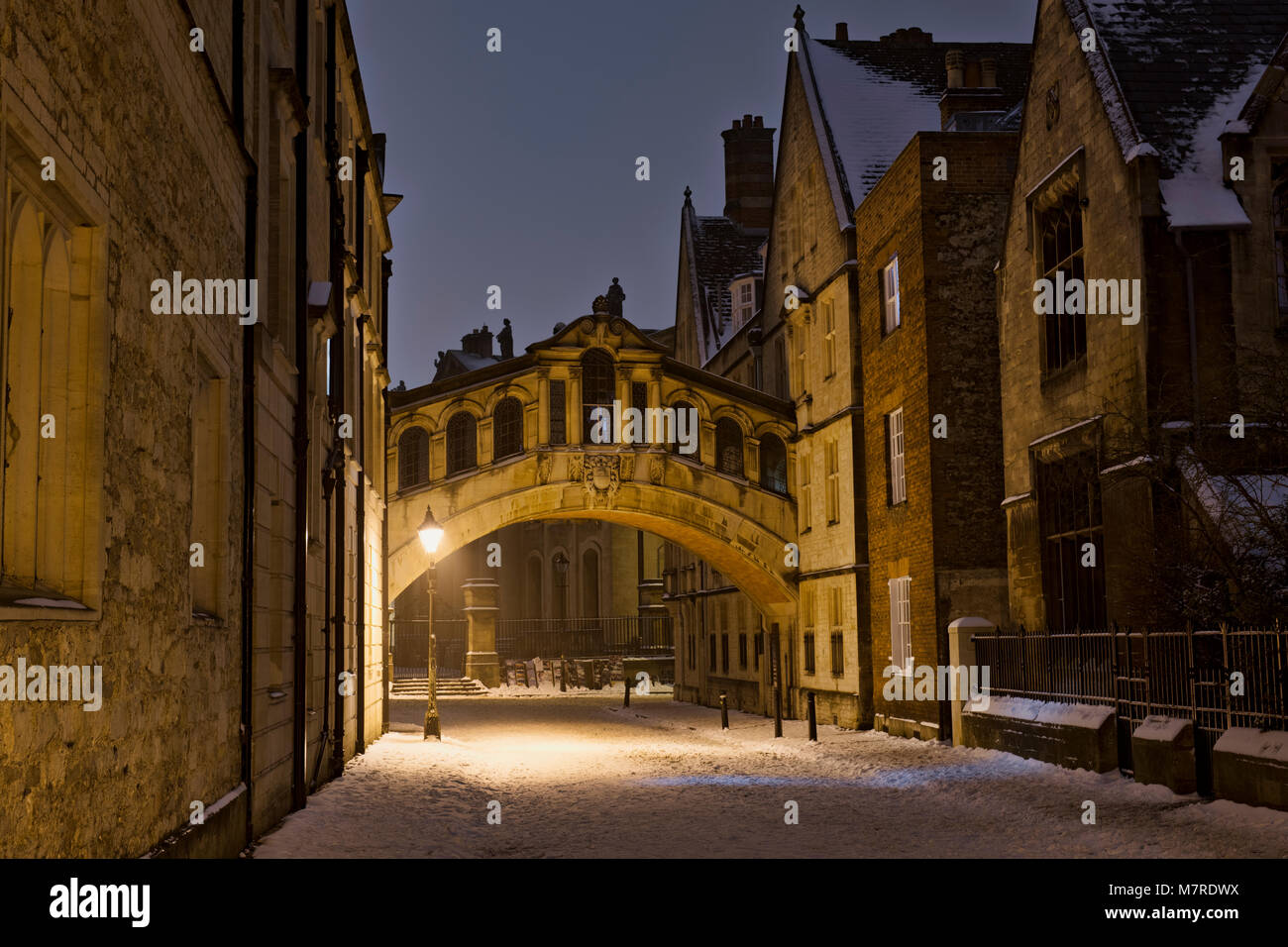 Bridge of Sighs. Hertford bridge in the snow early morning before dawn. Oxford, Oxfordshire, England Stock Photo