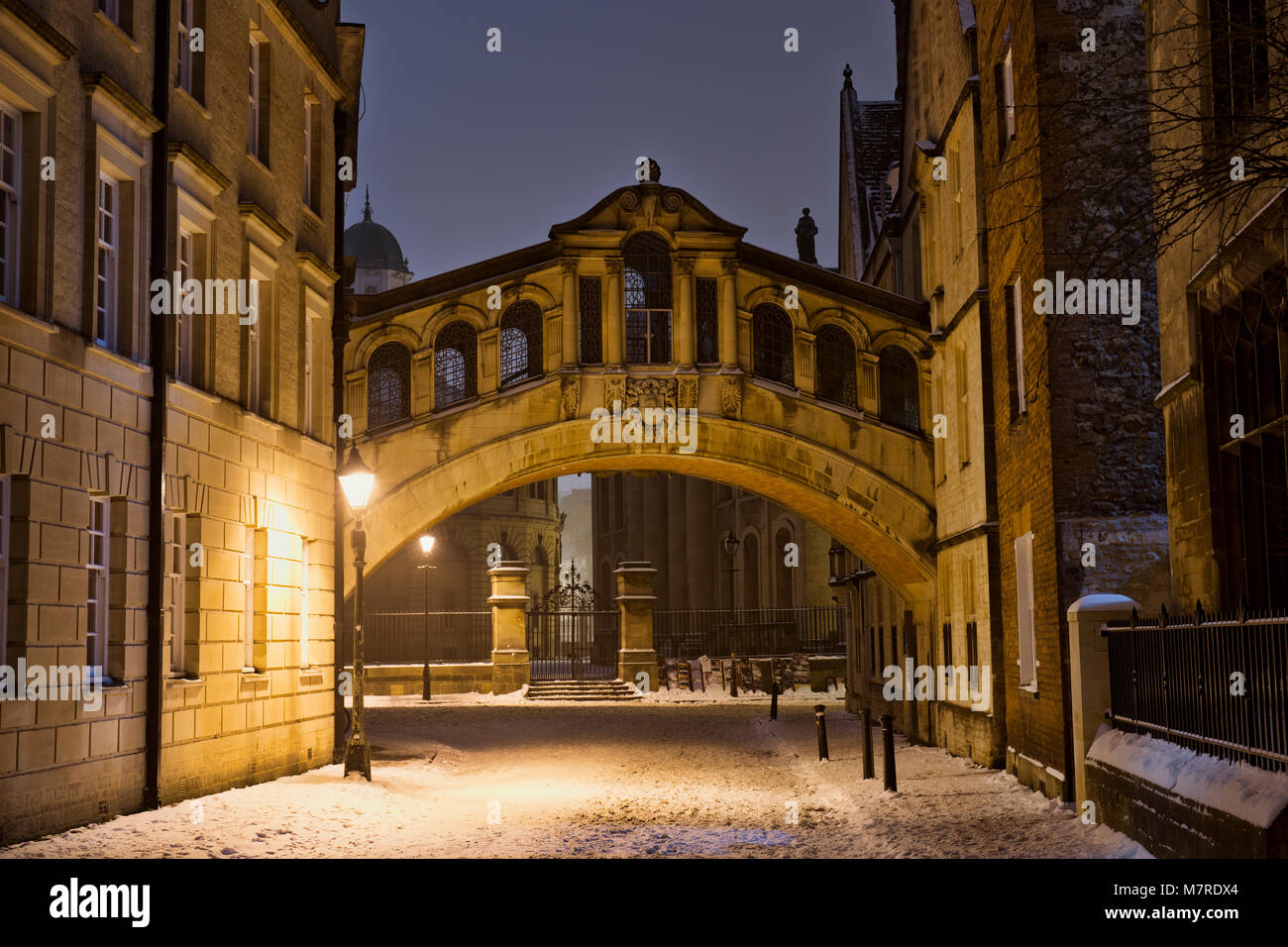Bridge of Sighs. Hertford bridge in the snow early morning before dawn. Oxford, Oxfordshire, England Stock Photo