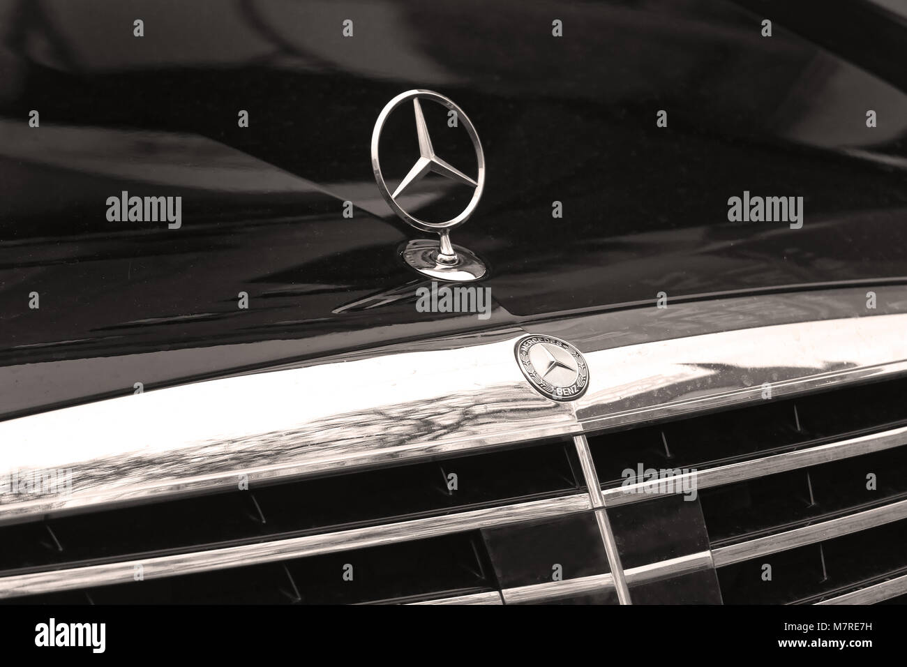 Mercedes benz car bonnet hi-res stock photography and images - Alamy