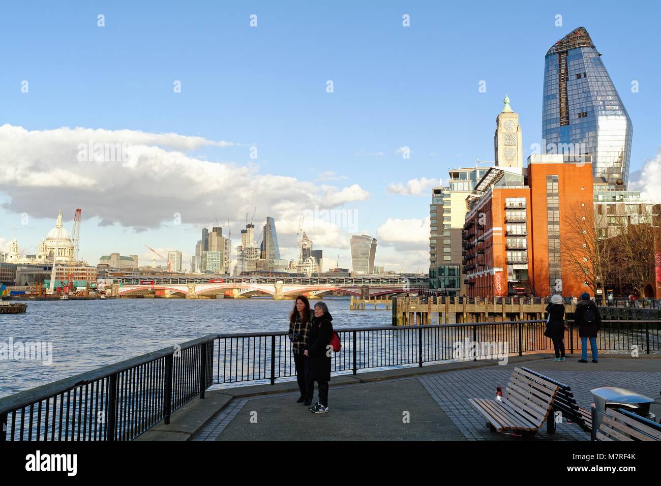 Footpath at the tower of london hi-res stock photography and images - Alamy
