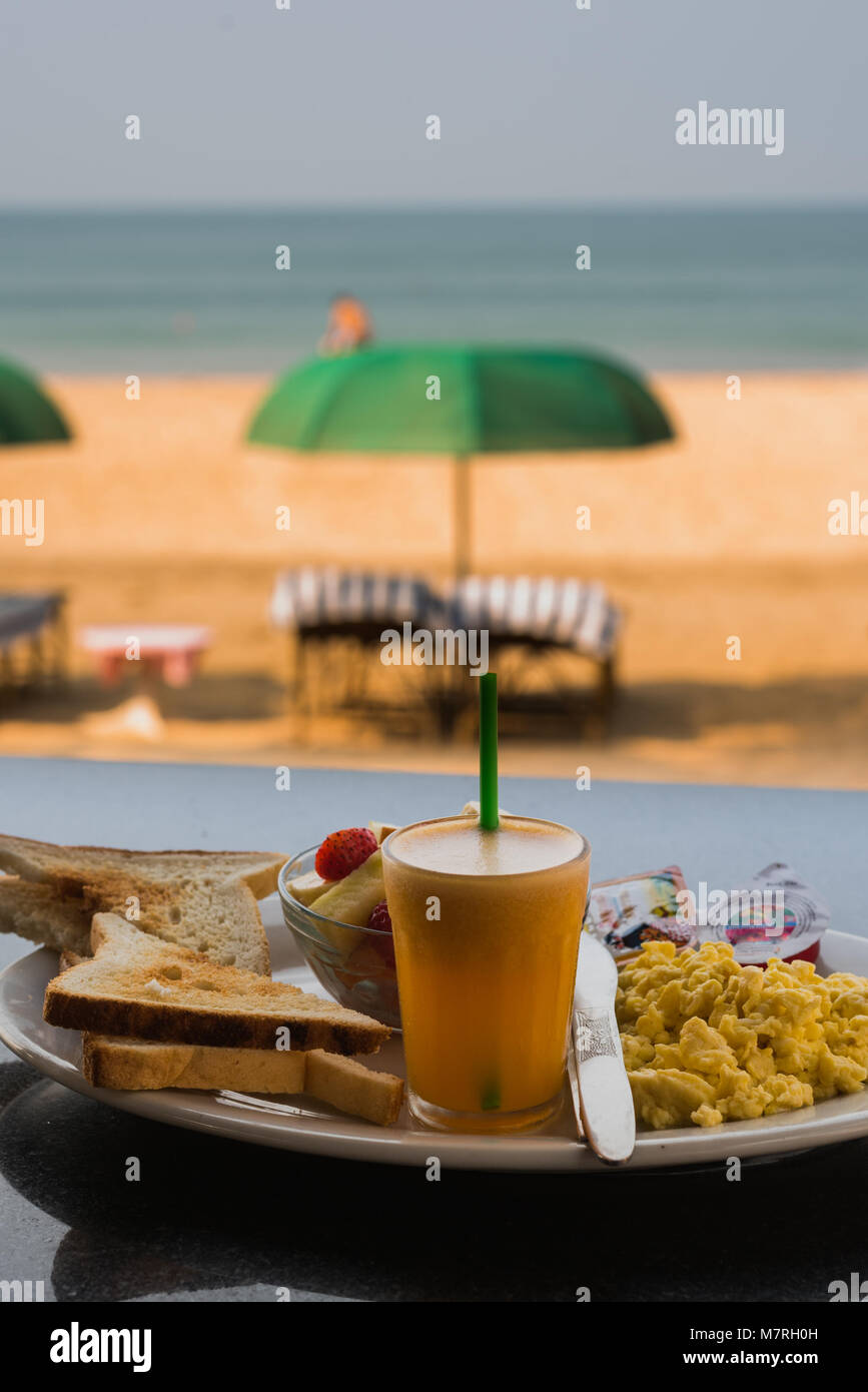 Morning scrambled egg breakfast on a beach Stock Photo - Alamy
