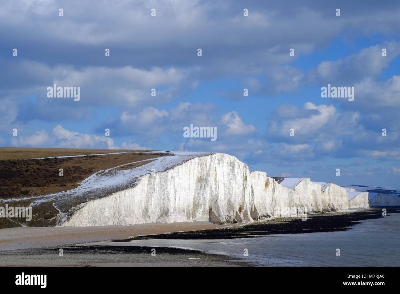 seven-sisters-chalk-cliffs-on-the-south-coast-uk-in-winter-stock-photo