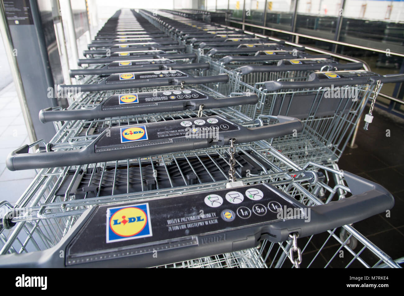 Lidl Shopping Trolley High Resolution Stock Photography and Images Alamy