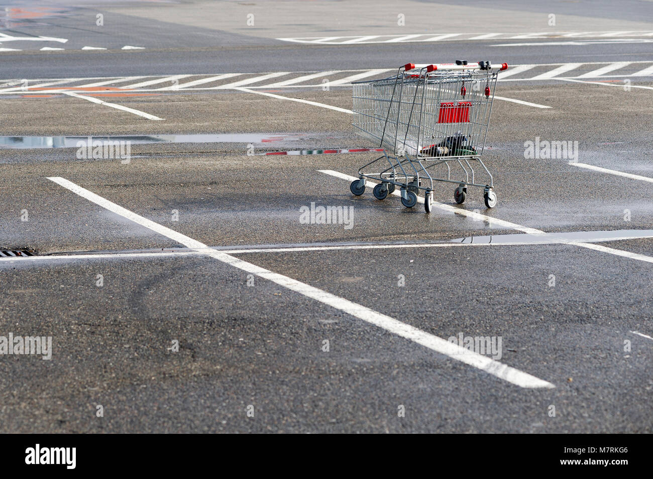 Auchan Stock Photos & Auchan Stock Images - Alamy Auchan Stock Photos & Auchan Stock Images - Alamy