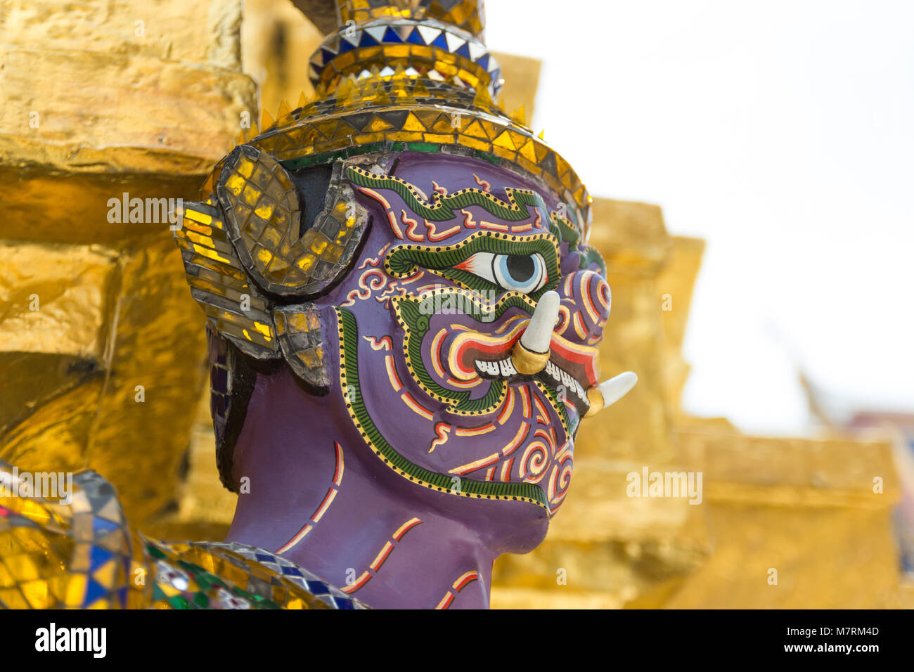 Art sculptures Giant Statues , The giant monkey and help bear the