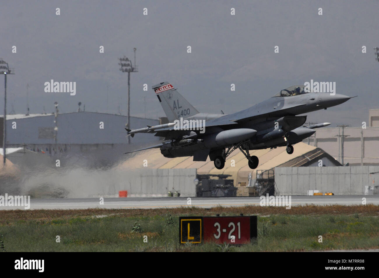 A U.S. Air Force F-16 Fighting Falcon takes off at Bagram Airfield, Afghanistan May 9, 2014.  Deployed service members help operate 46 different types of aircraft in-and-out of the buisiest single runway airfield in the Department of Defense. (U.S. Air Force photo by Master Sgt. Cohen A. Young/Released) 455th Air Expeditionary Wing Bagram Airfield, Afghanistan Stock Photo