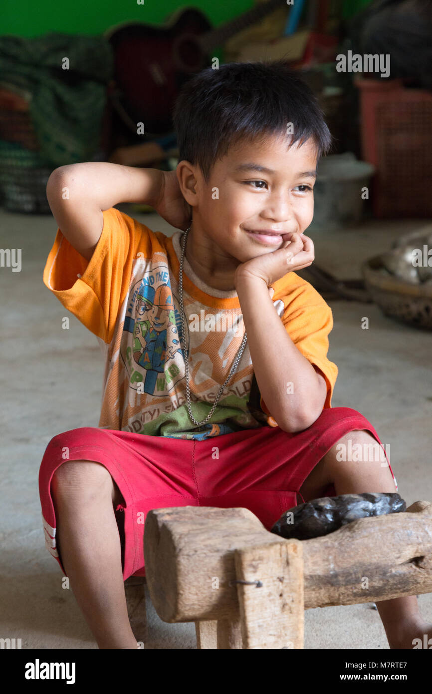 young-cambodian-boy-child-age-6-years-phnom-penh-cambodia-asia-M7RTE7.jpg