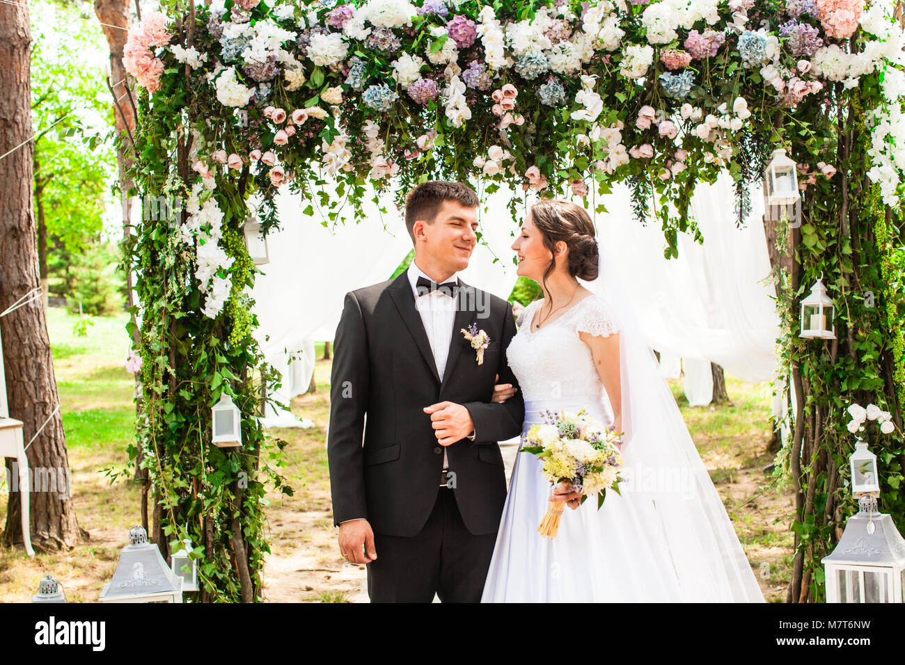 Married couple wedding arch hi-res stock photography and images - Alamy