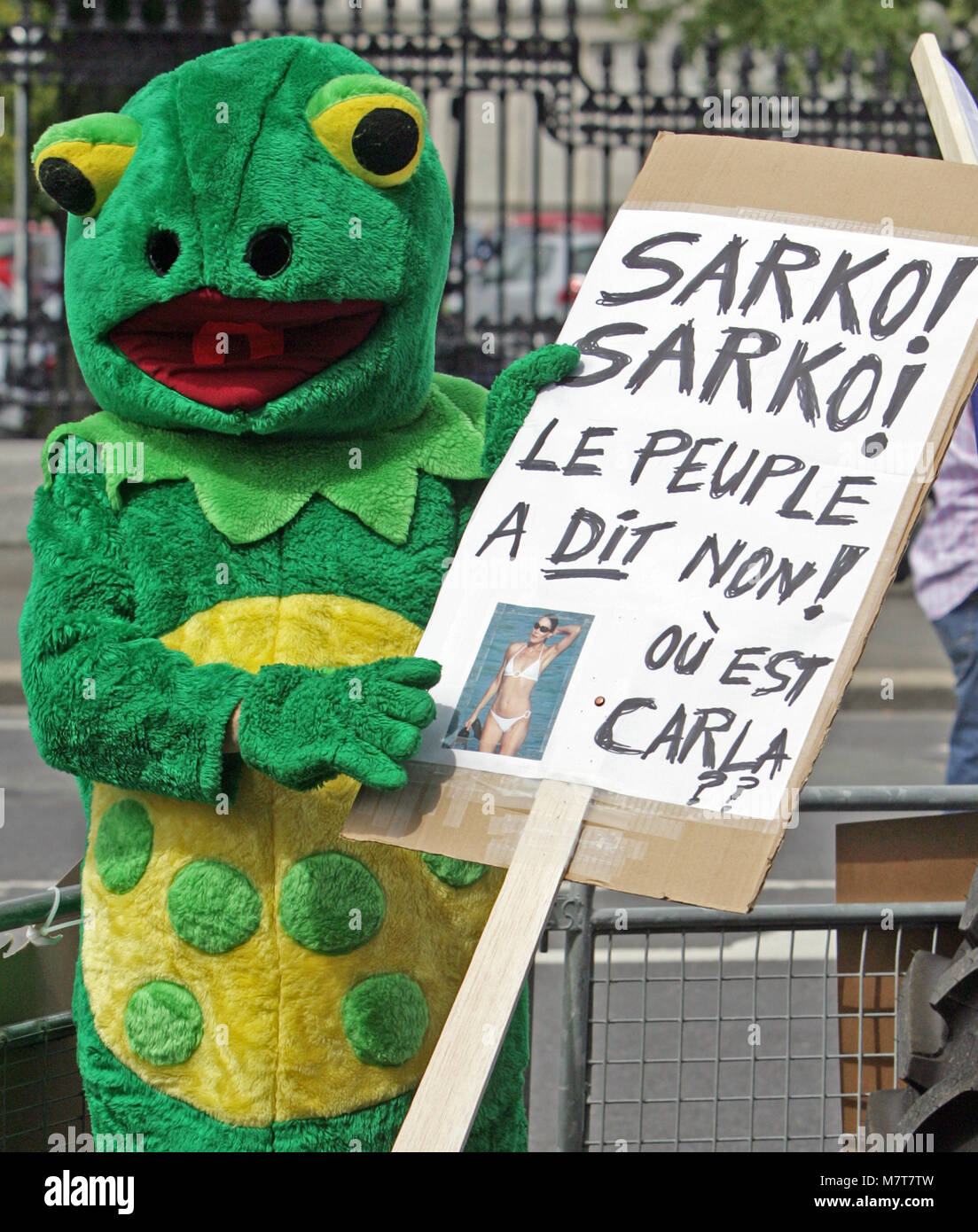 A protestor dressed as a frog, demonstrates against the visit of Nicolas Sarkozy, France's president and president of the European Council in Dublin, Ireland, on Monday, July 21, 2008. Sarkozy met the two main opposition leaders - Fine Gael's Enda Kenny and Labour's Eamon Gilmore and talks with groups who opposed and supported the Lisbon Treaty. Photo/Paul McErlane Stock Photo