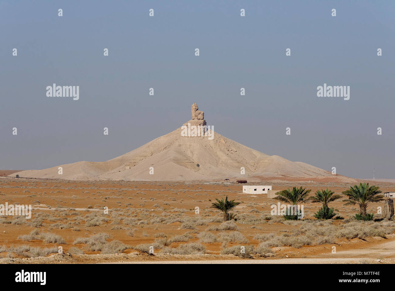 Desert butte with abandoned house and Date Palms in the Beasha Valley south of Riyadh, Saudi Arabia. Stock Photo