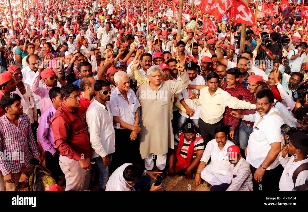 (180312) -- MUMBAI, March 12, 2018 (Xinhua) -- Indian farmers shout slogans along with General Secretary of the Communist Party of India Sitaram Yechury (C, Front) during a rally in Mumbai, India, March 12, 2018. India's Mumbai turned into a sea of red as nearly 50,000 farmers waving red flags gathered in the financial capital after walking on foot for more than 180 km from Nashik city to demand land rights, loan waivers and fair prices for their crops. (Xinhua) Stock Photo