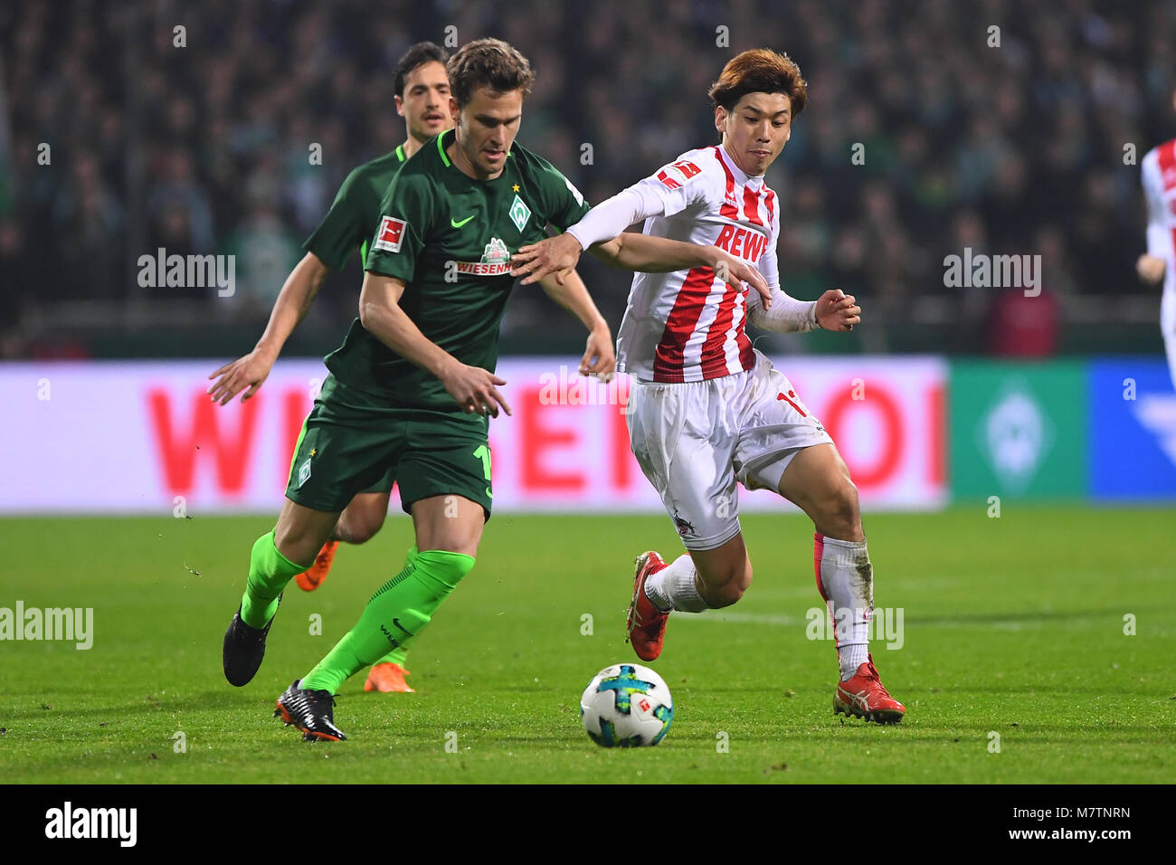 Sebastian Langkamp (Bremen, l.) versus Yuya Osako (FC Cologne, r.). GES/  Fussball/ 1. Bundesliga: Werder Bremen -