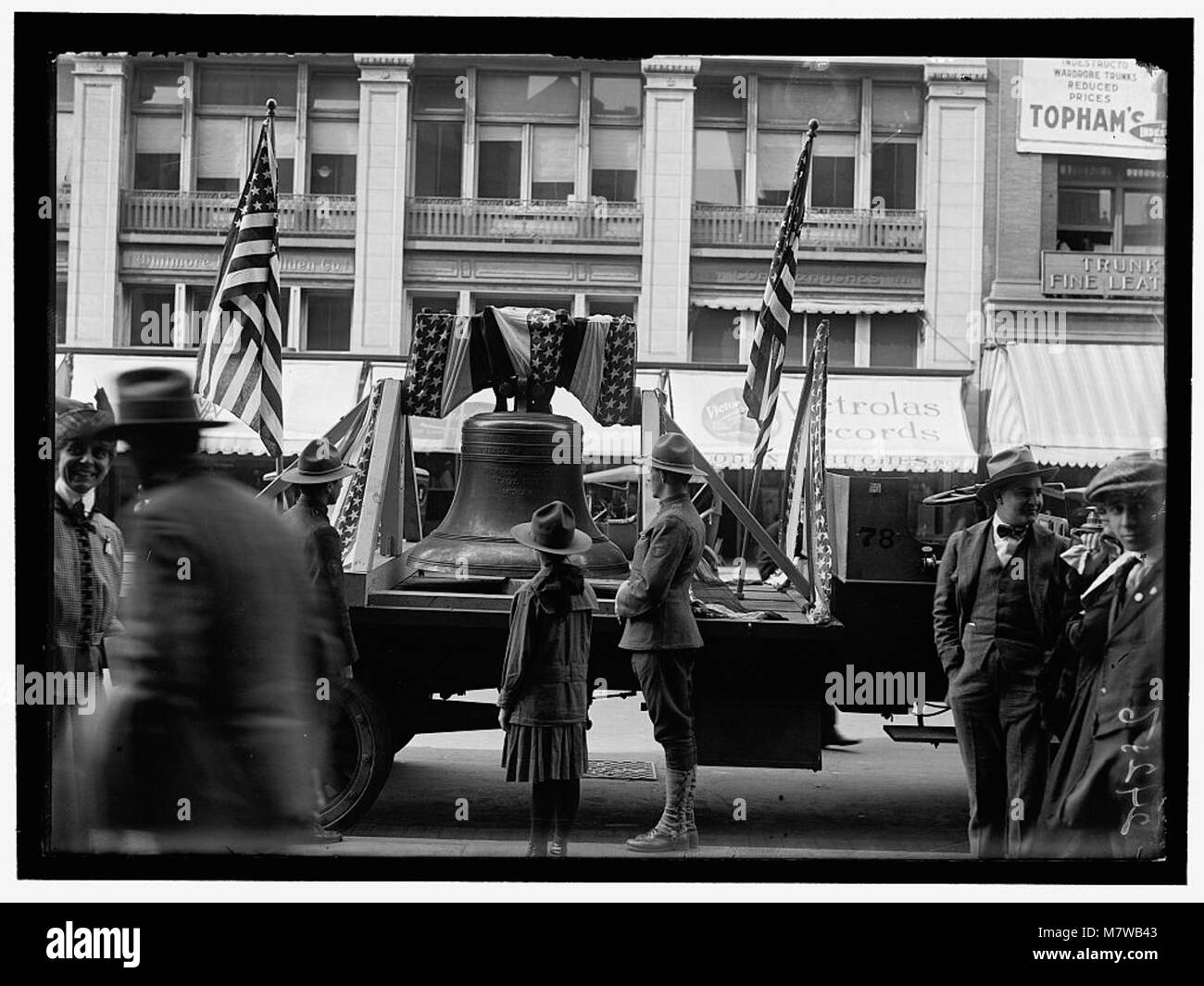 LIBERTY LOANS. LIBERTY BELL, REPLICA; 3RD LOAN DRIVE LCCN2016869077 Stock Photo