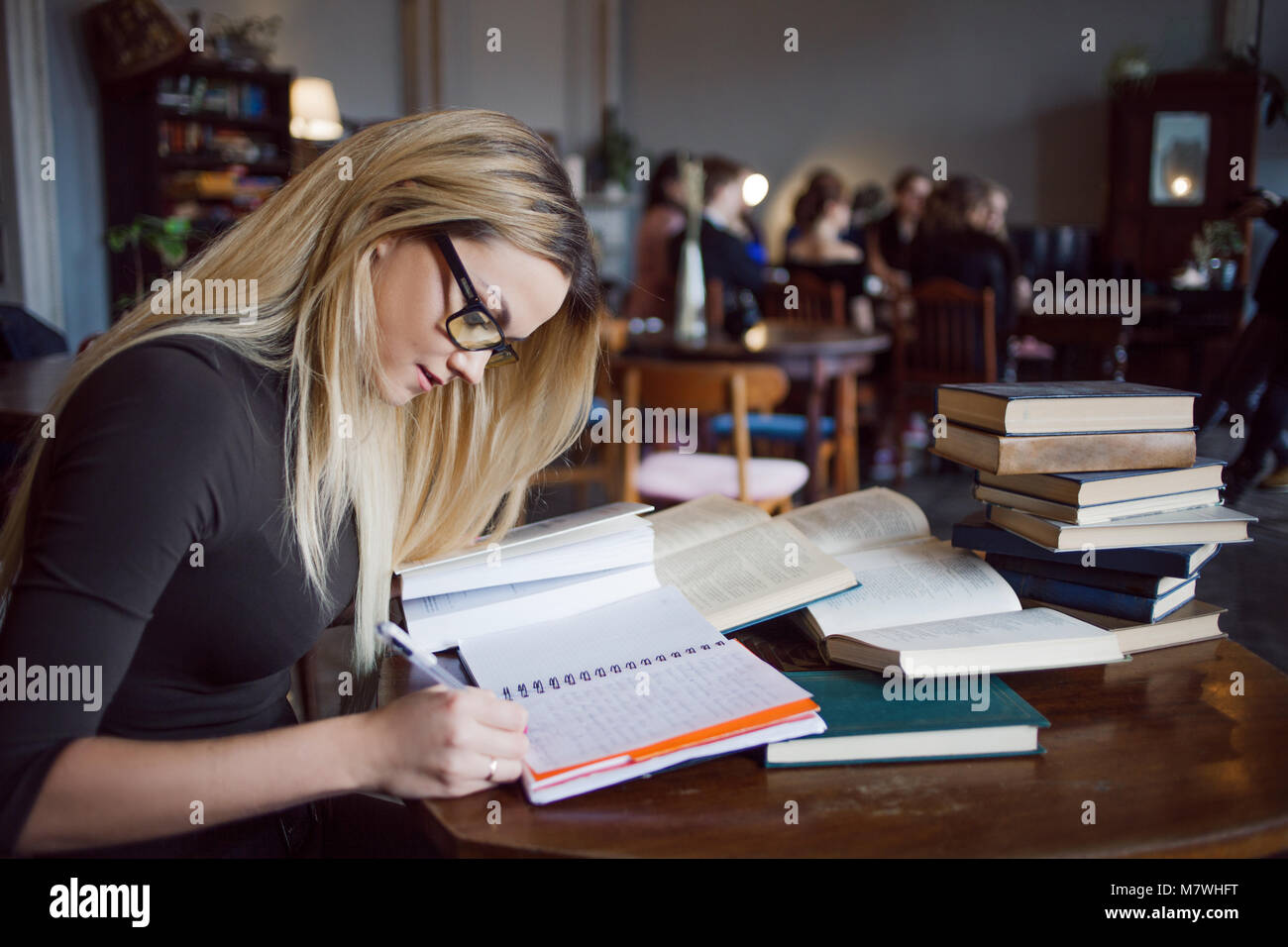 Мексиканка учится за компьютером. Student and teacher negotiation. Где обучались девушки. Обучение в мексике для русских студентов. Изучает подругу.