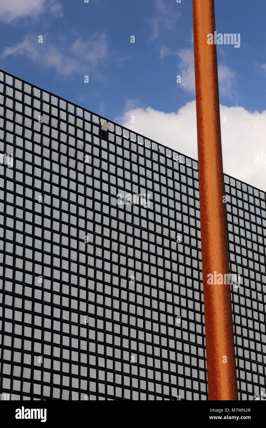 The responsive aluminium façade of the School of Architecture at the University of Kent, Canterbury, UK, with a rusty lamppost in the foreground. Stock Photo