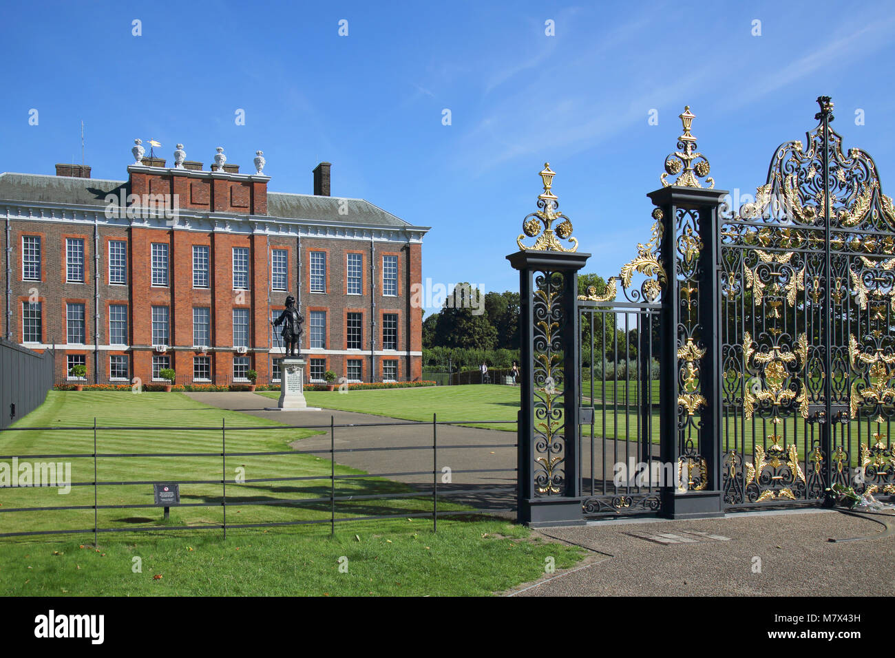 kensington palace gates in hyde park london Stock Photo Alamy