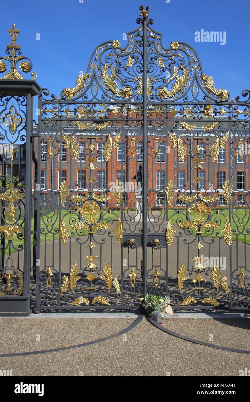 kensington palace gates in hyde park london Stock Photo Alamy