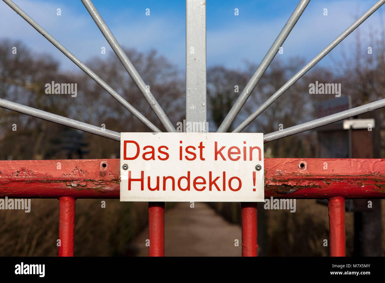 Germany, Cologne, sign 'This is no dog toilet'  on a allotment garden in the district Deutz.  Deutschland, Koeln, Schild an einer Kleingartenanlage im Stock Photo