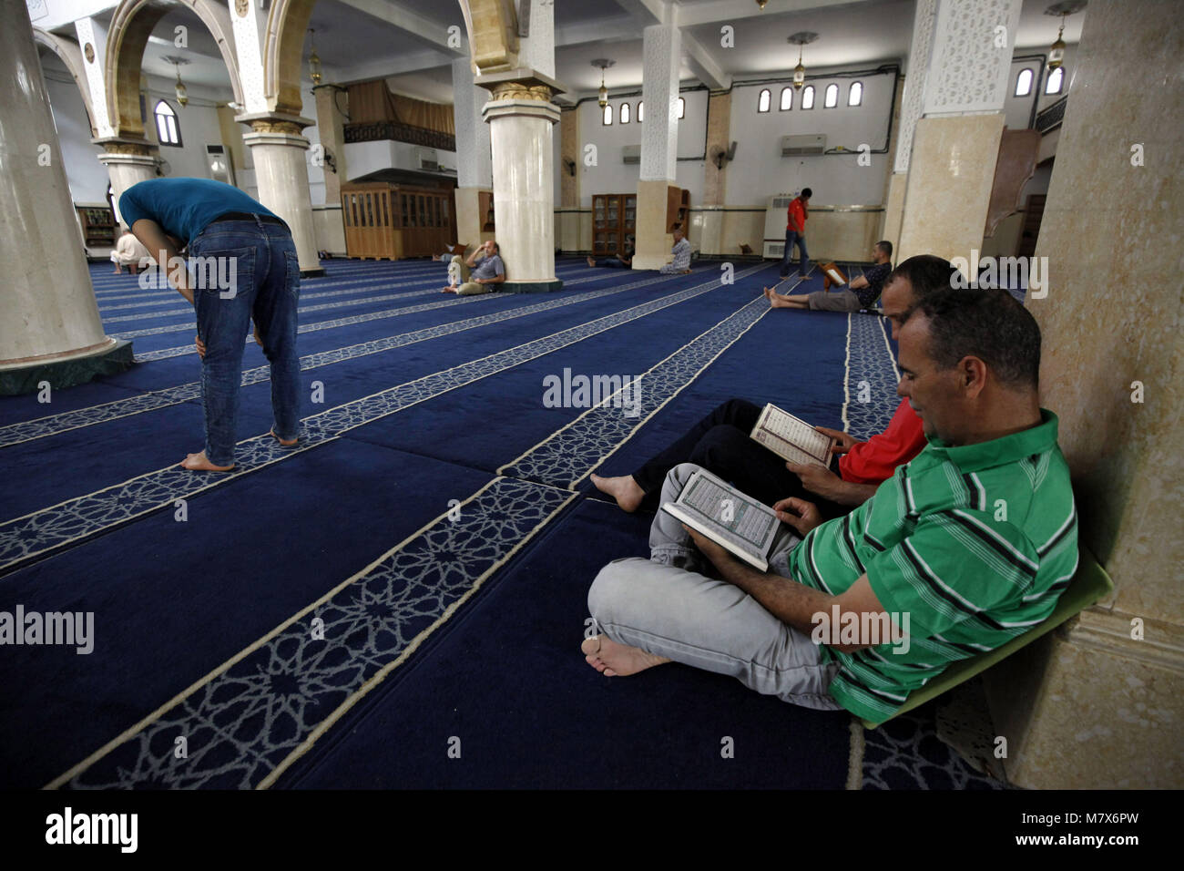 Algeria, Boufarik: Algerian Muslims reading the Koran in a mosque in Boufarik, on the tenth day of Ramadan Stock Photo