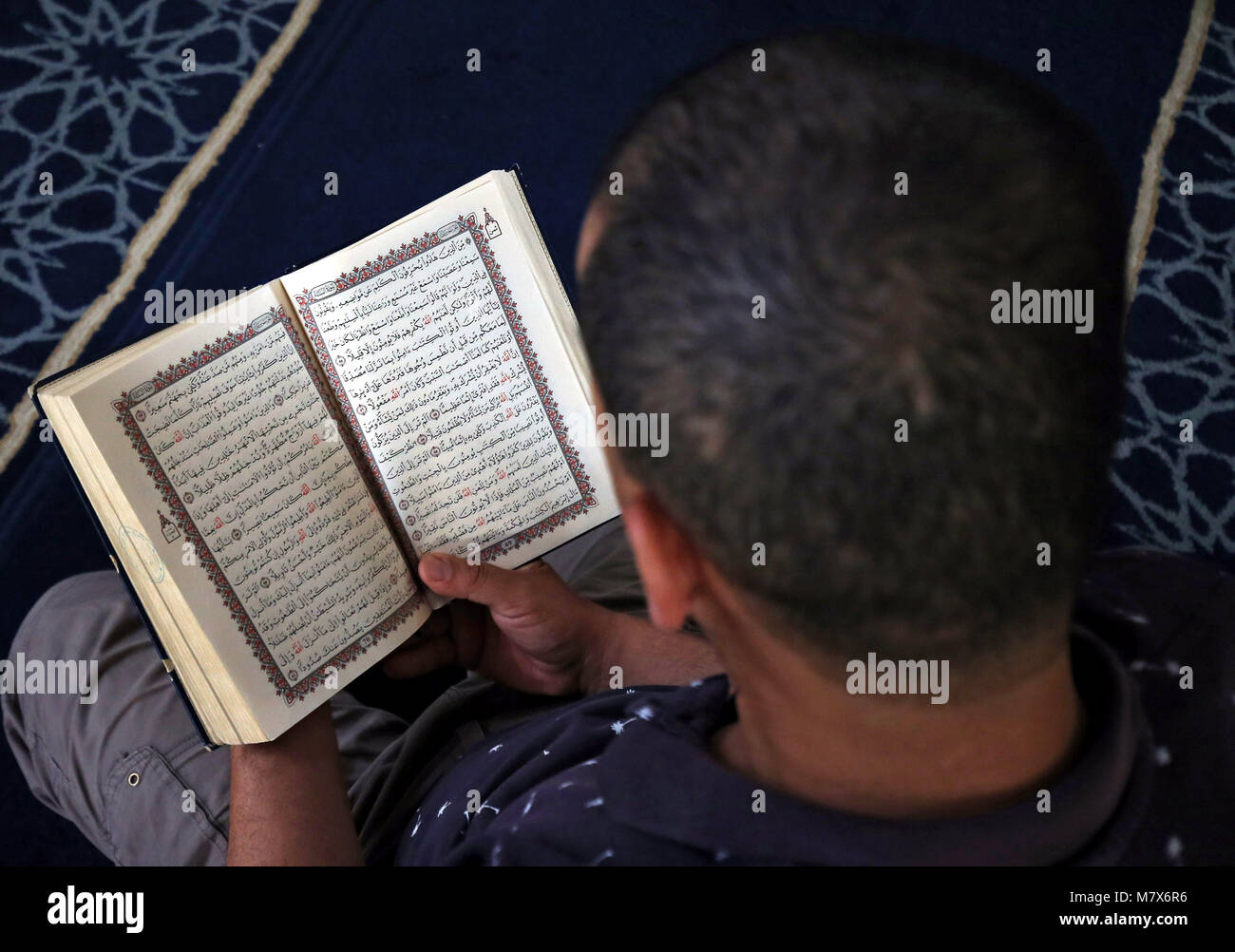 Algeria, Boufarik: Algerian Muslim reading the Koran in a mosque in Boufarik, on the tenth day of Ramadan Stock Photo