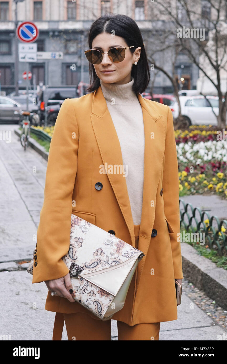 Milan, Italy - February 22, 2018: Fashion influencer wearing Max Mara bag,  posing before Max Mara show during Milan Fashion Week Stock Photo - Alamy