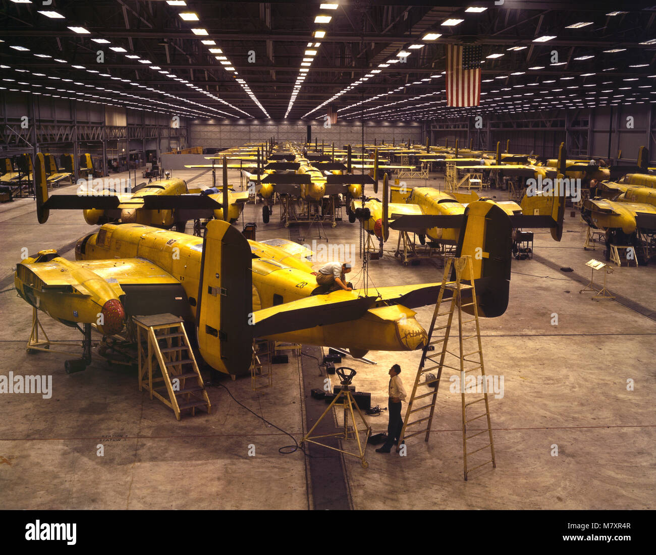 Workers Assembling B-25 Bombers, North American Aviation, Kansas City, Kansas, USA, Alfred T. Palmer for Office of War Information, October 1942 Stock Photo