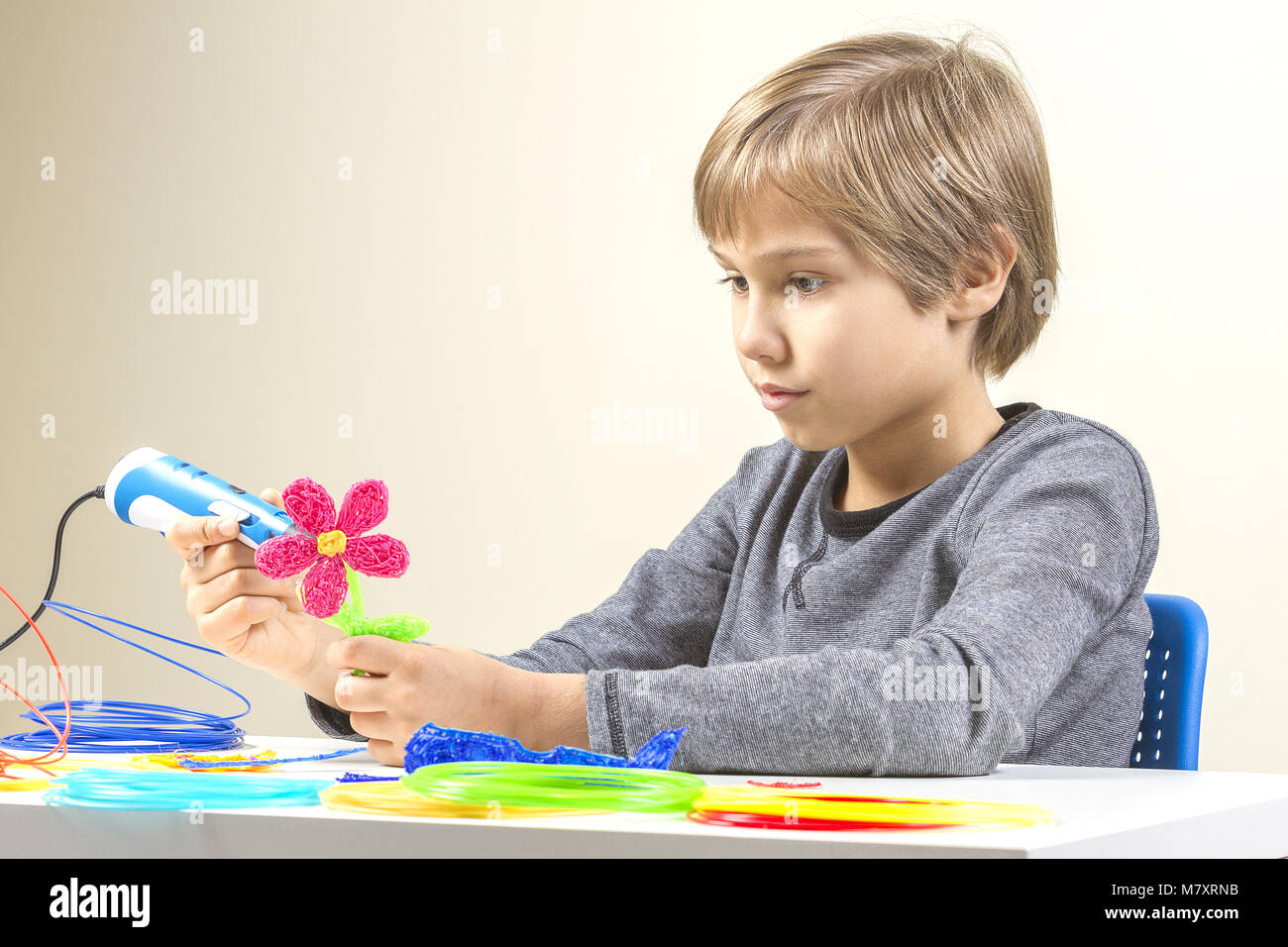 Kid with 3d printing pen creating a flower Stock Photo - Alamy