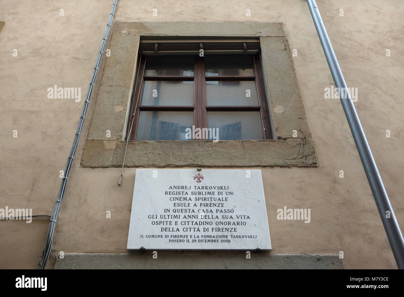 Commemorative plaque on the house where Russian film director Andrei Tarkovsky lived in Via di San Niccolò 91 in Florence, Tuscany, Italy. Andrei Tarkovsky lived in this house from 1983 to 1986 and completed here the script of his last film The Sacrifice. Stock Photo