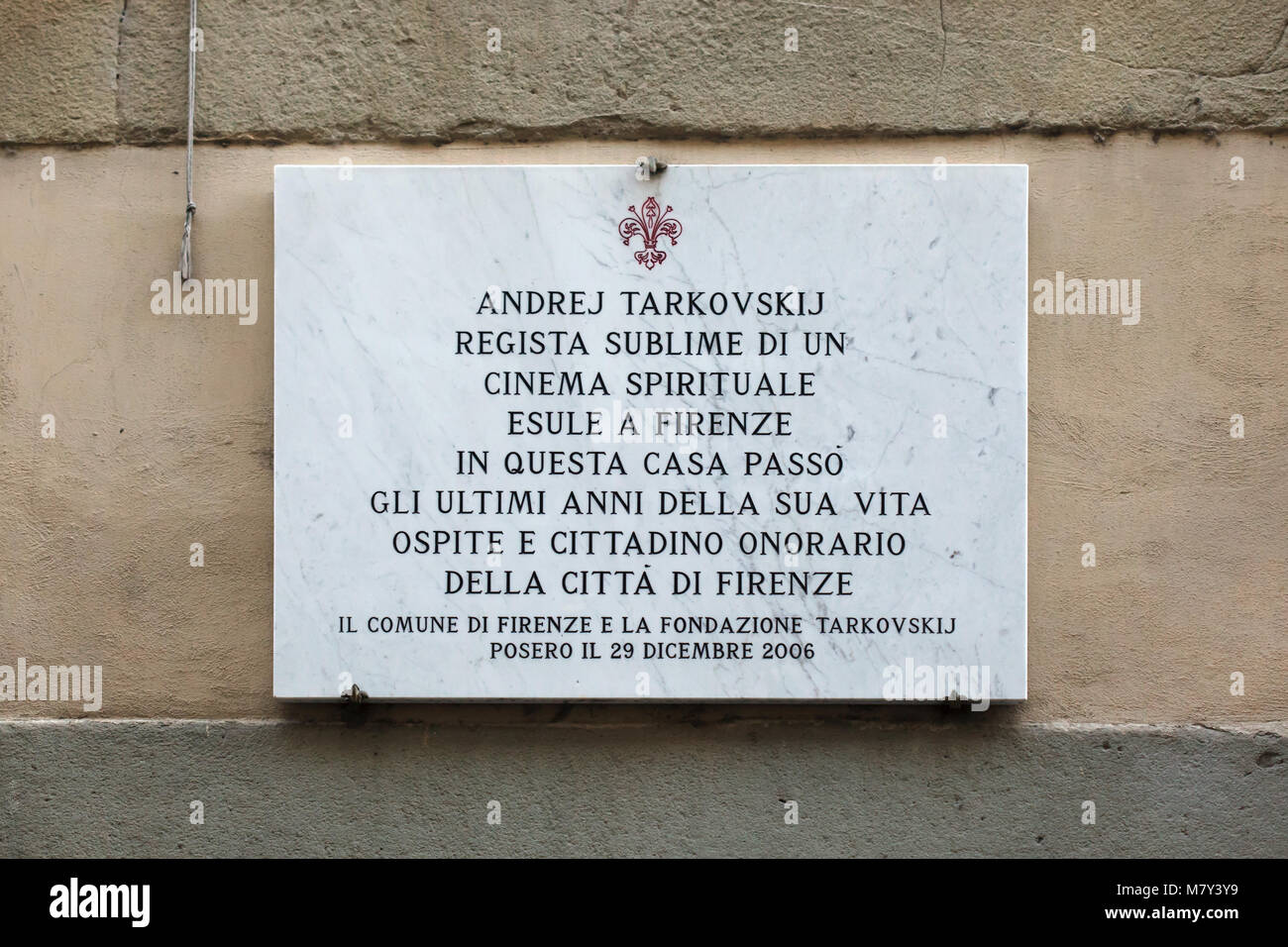 Commemorative plaque on the house where Russian film director Andrei Tarkovsky lived in Via di San Niccolò 91 in Florence, Tuscany, Italy. Andrei Tarkovsky lived in this house from 1983 to 1986 and completed here the script of his last film The Sacrifice. Stock Photo