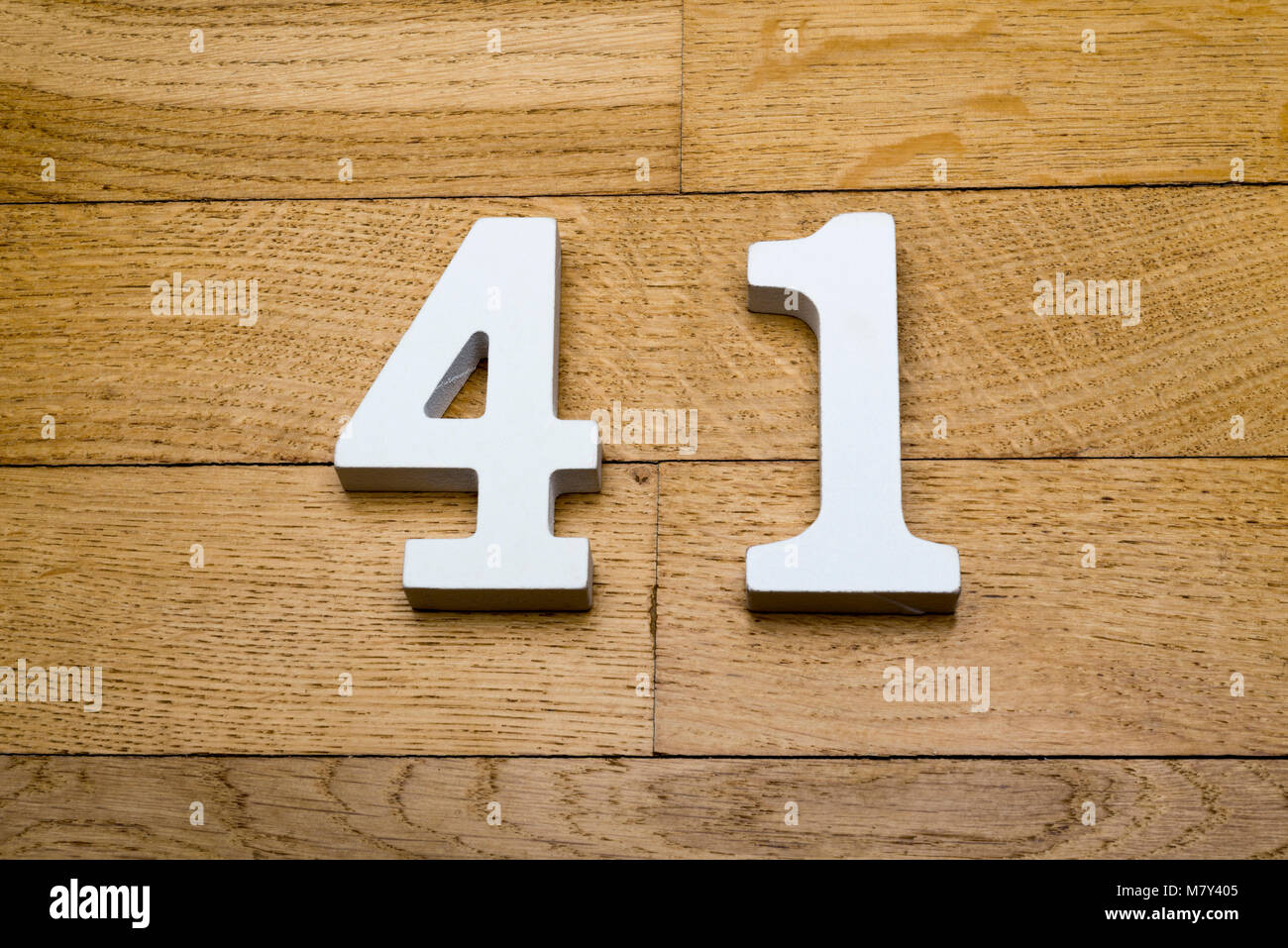 и стен в том числе. красивое число 19 на дереве. математика на стенах. альфрейная роспись ренессанс. номерной знак с цифрой 13.