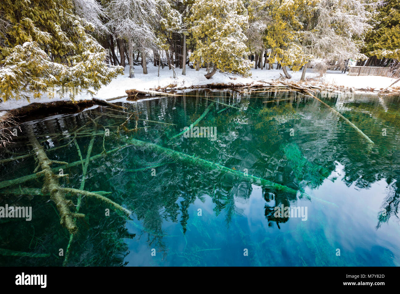 Kitch-iti-kipi Springs in the Upper Peninsula of Michigan, also known as the Big Spring at Palms Book State Park, in winter. Emerald green water is op Stock Photo