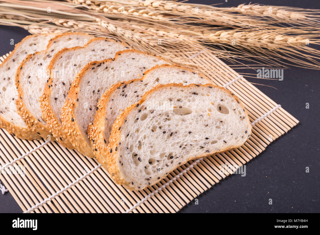 Что внутри хлеба. Хлеб внутри белый. Мясной хлеб с белым и черным кунжутом сверху. Белый хлеб внутри чёрное. Хлеб белый с чёрным Виесте.