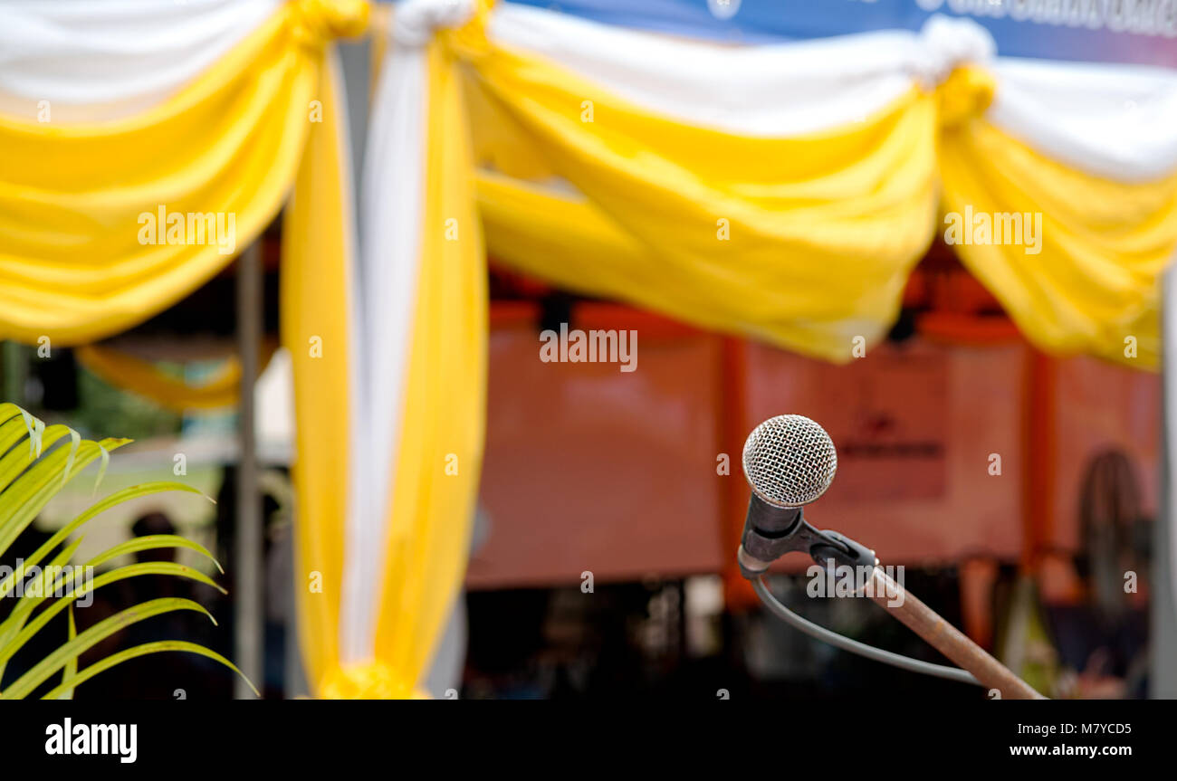 Microphones, sound equipment and convert them into electrical signals