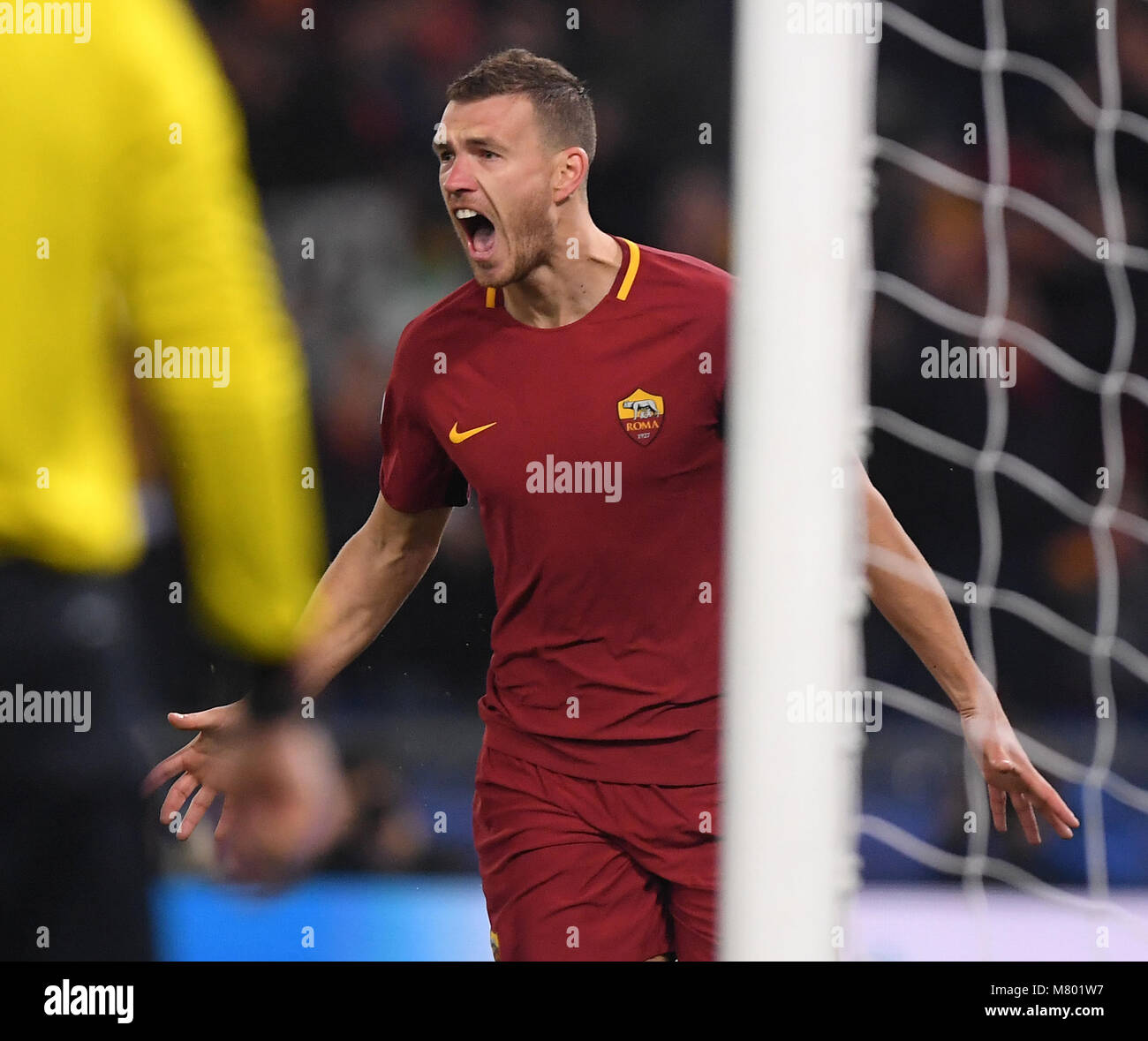 (180314) -- ROME, March 14, 2018 (Xinhua) -- Roma's Edin Dzeko ...