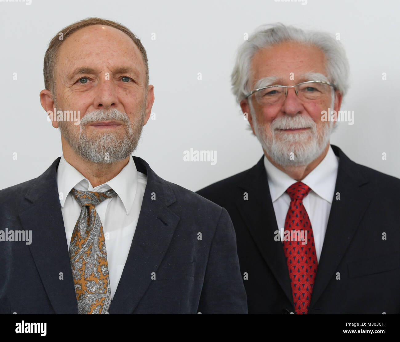 13 March 2018, Langen, Germany: The Israeli David Wallach (L) from the Weizman Institue of Science in Rehovot (Israel) and the American Anthony Cerami, founder of Araim Pharamceuticals in Tarrytown/New York, looking into the camera at the Paul Ehrlich Institute. Cerami and Wallach have deciphered the meaning and signalling effect of the second messenger TNF. Both researchers will be awarded with the Paul Ehrlich and Ludwig Darmstaedter prize on the 14 March 2018. Photo: Arne Dedert/dpa Stock Photo