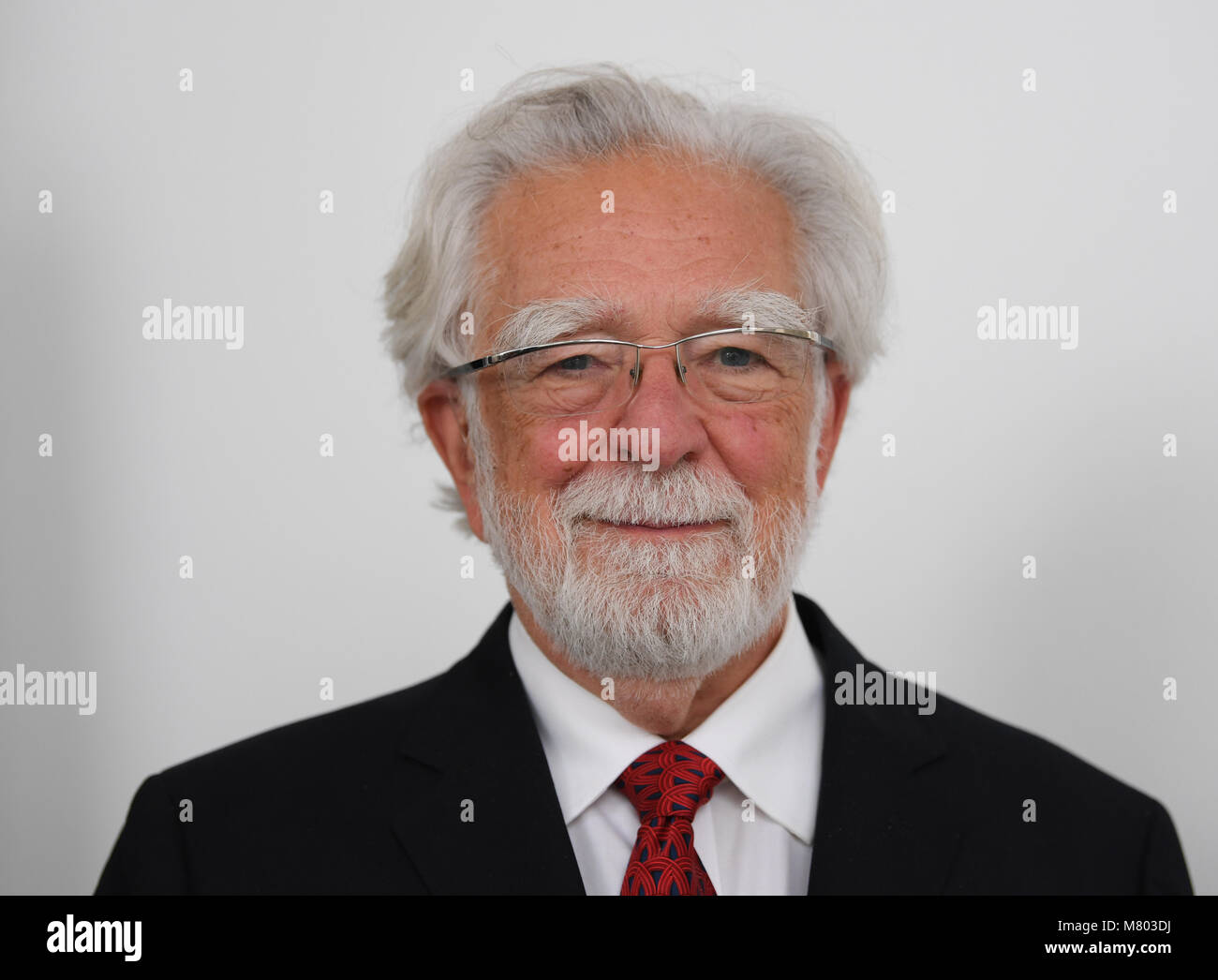 13 March 2018, Langen, Germany: American Anthony Cerami, founder of Araim Pharamceuticals in Tarrytown/New York, looking into the camera at the Paul Ehrlich Institute. Cerami and Wallach have deciphered the meaning and signalling effect of the second messenger TNF. Both researchers will be awarded with the Paul Ehrlich and Ludwig Darmstaedter prize on the 14 March 2018. Photo: Arne Dedert/dpa Stock Photo