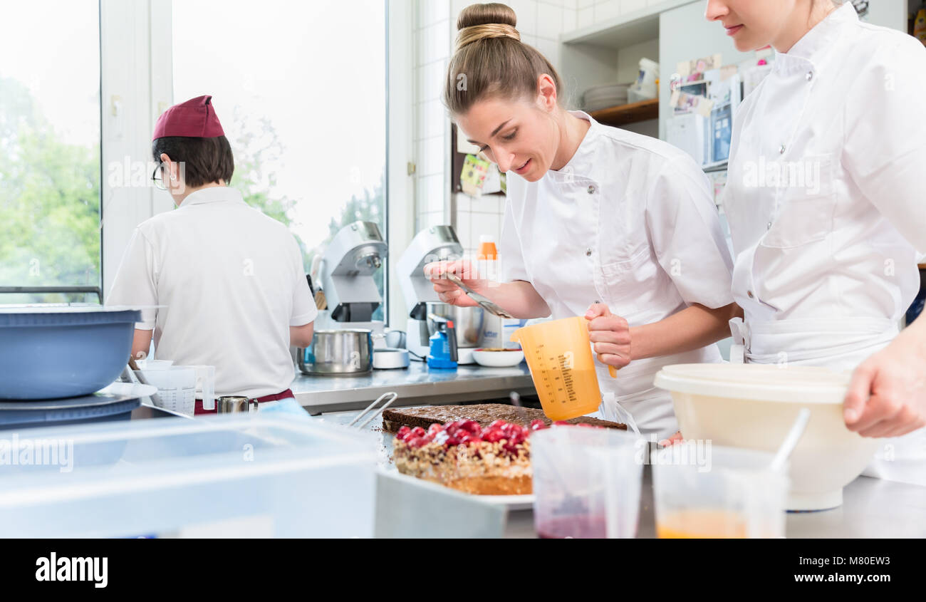 Women in confectioner bakery baking cakes Stock Photo Alamy
